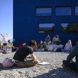 Une vingtaine de jeunes ont participé lundi à un débat "interdit" à Morges. KEYSTONE/LAURENT GILLIERON